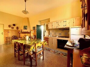 Kühlschrank, Ofen, Herdplatte, Wasserkocher mit Kaffee-/Teezubehör