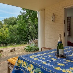 Outdoor dining - Quiet flat in pretty woods. Ideal for walkers & cycling. Near Henley-on-Thames. (Henley on Thames)