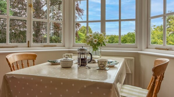 Dining - Quiet flat in pretty woods. Ideal for walkers & cycling. Near Henley-on-Thames. (Henley on Thames)