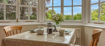 Quiet flat in pretty woods. Ideal for walkers & cycling. Near Henley-on-Thames.