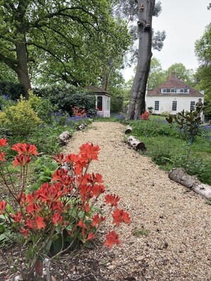 Property grounds - Quiet flat in pretty woods. Ideal for walkers & cycling. Near Henley-on-Thames. (Henley on Thames)