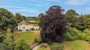Exterior - Quiet flat in pretty woods. Ideal for walkers & cycling. Near Henley-on-Thames. (Henley on Thames)