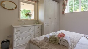 1 bedroom, WiFi, bed sheets - Quiet flat in pretty woods. Ideal for walkers & cycling. Near Henley-on-Thames. (Henley on Thames)