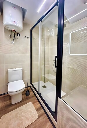 Badewanne, Haartrockner, Handtücher