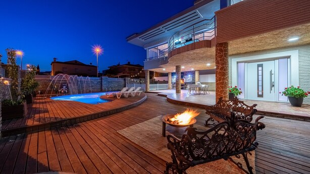A pool area with a fire pit, lounge chairs, and a covered deck. - Villa 'Luxury Rock Tirri' with Private Pool, Covered Terrace, and Wi-Fi (Reus)