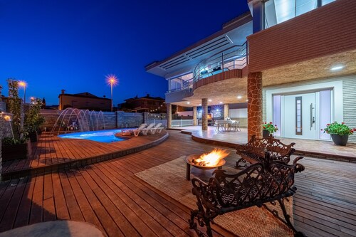 Villa "Luxury Rock TIRRI" avec piscine privée, terrasse couverte et Wi-Fi