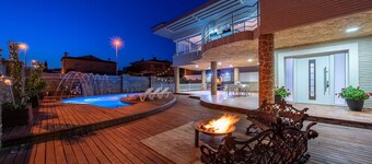 Villa "Luxury Rock TIRRI" with Private Pool, Covered Terrace and Wi-Fi