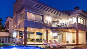 A two-story house with a swimming pool, outdoor seating, and a balcony. - Villa 'Luxury Rock Tirri' with Private Pool, Covered Terrace, and Wi-Fi (Reus)