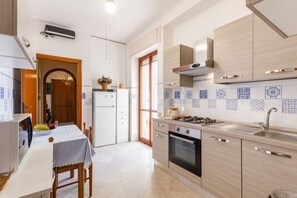 Refrigerador, horno, parrilla de estufa y tetera eléctrica 