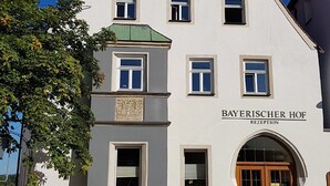 A white building with a sign reading "BAYERISCHER HOF RECEPTION". - Hotelgasthof Bayerischer Hof (Sulzbach-Rosenberg)
