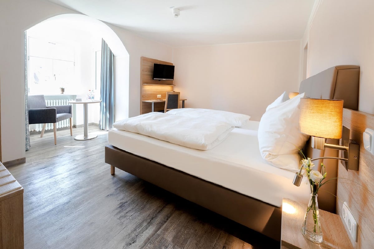 Comfort Double Room | Soundproofing, free WiFi, bed sheets