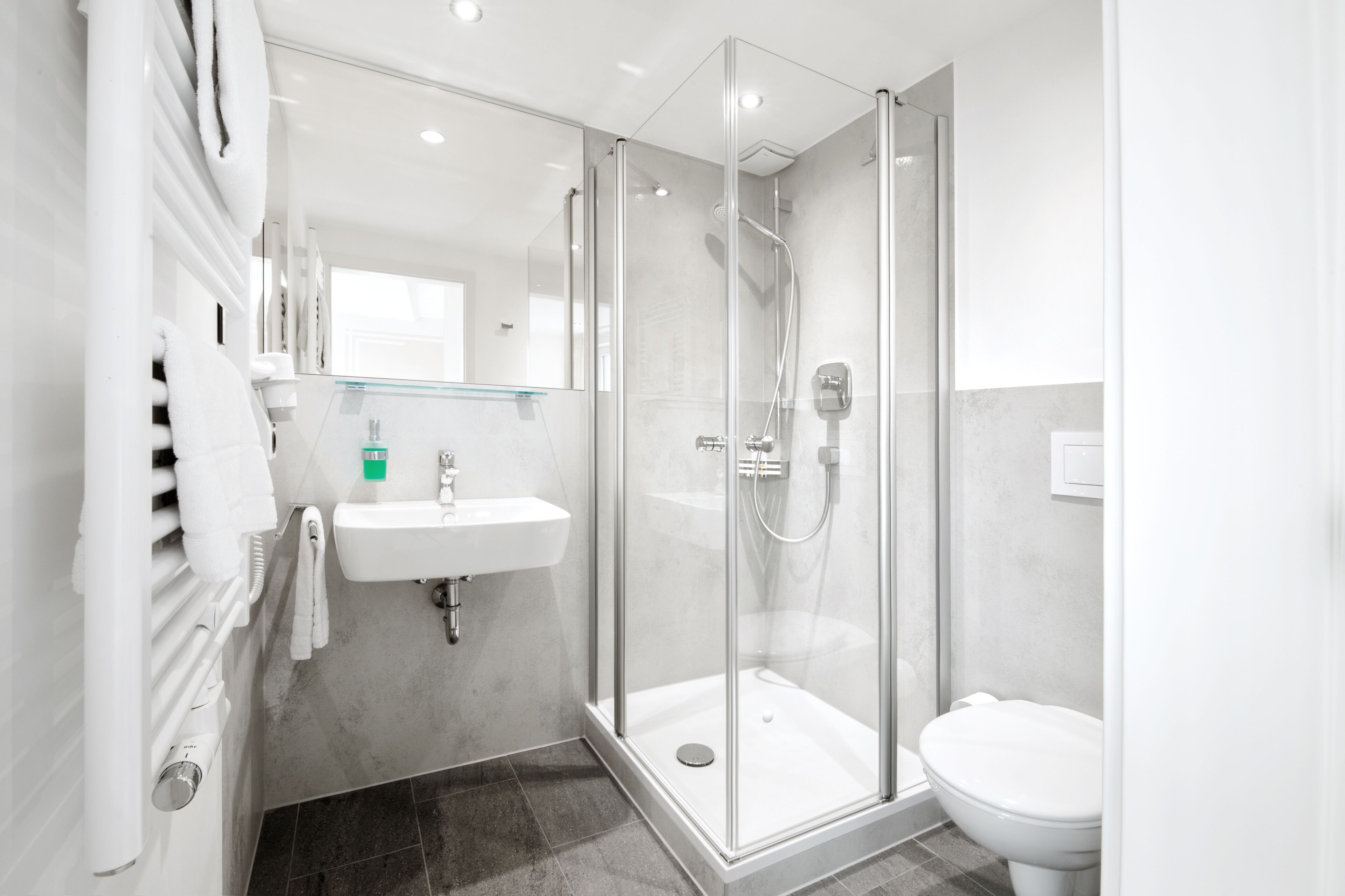 Habitación individual Confort | Baño | Ducha y toallas