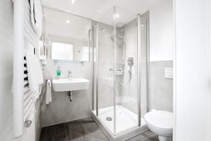 Comfort Single Room | Bathroom | Shower, towels - Hotelgasthof Bayerischer Hof (Sulzbach-Rosenberg)