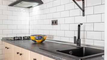 Réfrigérateur, micro-ondes, plaque de cuisson, cafetière/bouilloire