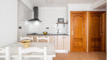 Réfrigérateur, micro-ondes, plaque de cuisson, cafetière/bouilloire