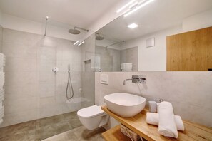 Een douche, een haardroger, handdoeken