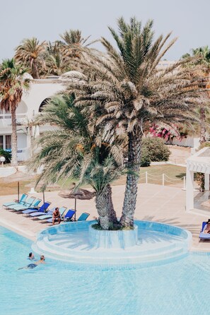 2 outdoor pools, open 10:00 AM to 7:00 PM, pool umbrellas, pool loungers - Hotel Bougainvillier Djerba (Djerba Midun)