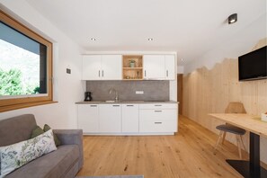 TV - Apartment "Waalhof Ferienwohnung Gala" with Mountain View, Shared Garden & Wi-Fi (Kastelbell-Tschars)