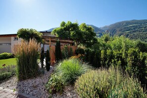 Property grounds - Apartment "Waalhof Ferienwohnung Gala" with Mountain View, Shared Garden & Wi-Fi (Kastelbell-Tschars)