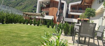 Appartement "Waalhof Ferienwohnung Gala" met Uitzicht op de Bergen, Gedeelde Tuin & Wi-Fi