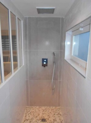 Douche, sèche-cheveux