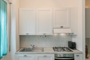 Frigorifero, forno, piano cottura, lavastoviglie