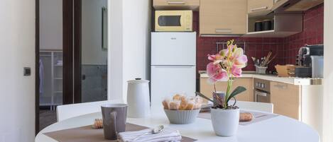 Jääkaappi, mikroaaltouuni, uuni, liesi