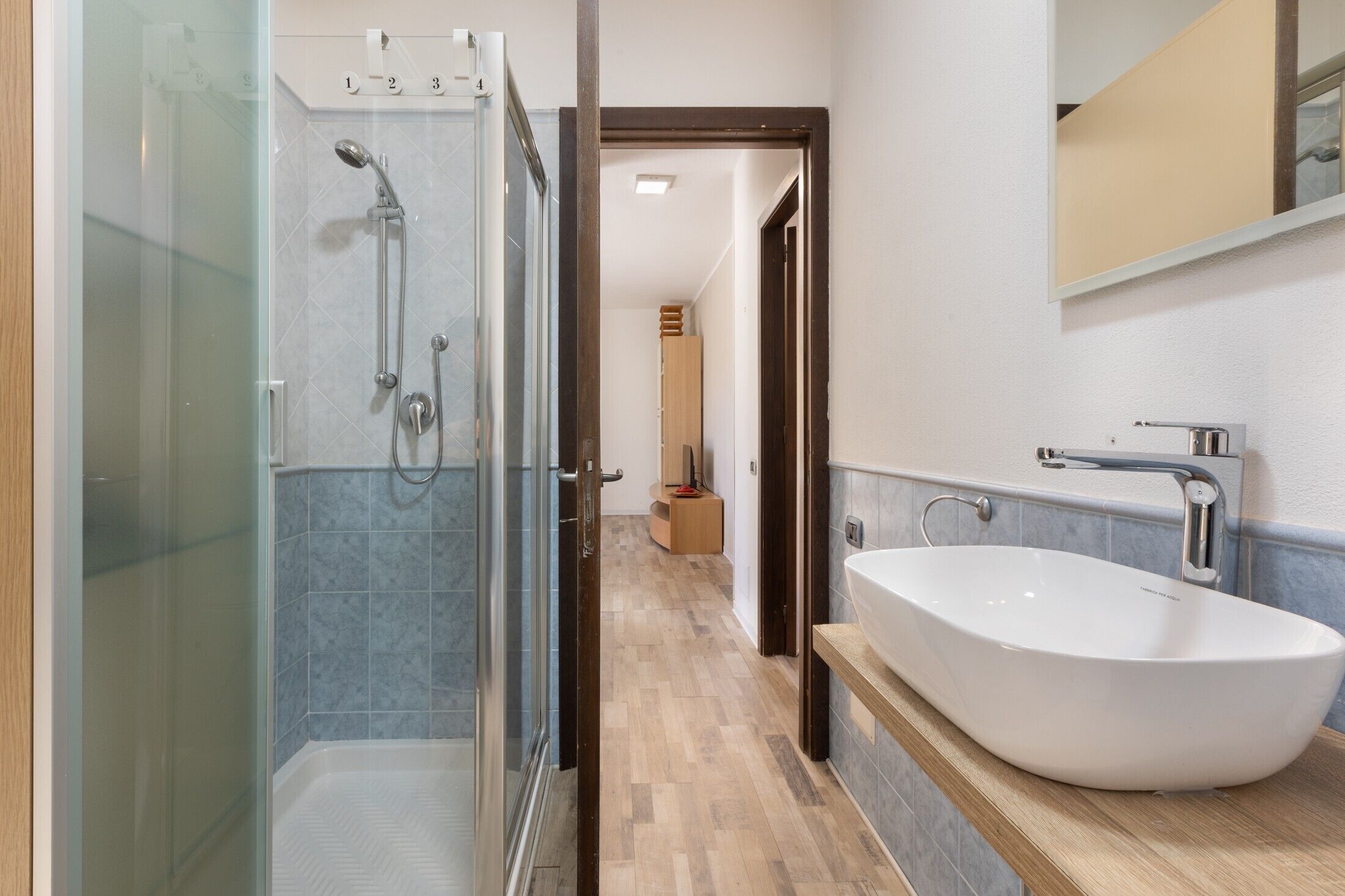 Dusche, kostenlose Toilettenartikel, Haartrockner, Handtücher