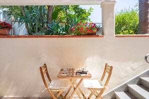 Outdoor dining - Holiday Home "Loft Pina" with Wi-Fi, Garden & Terrace (Arbatax)