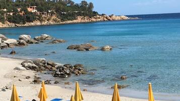 Una spiaggia nelle vicinanze