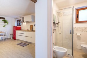Shower, hair dryer, towels - Holiday Home "Loft Pina" with Wi-Fi, Garden & Terrace (Arbatax)