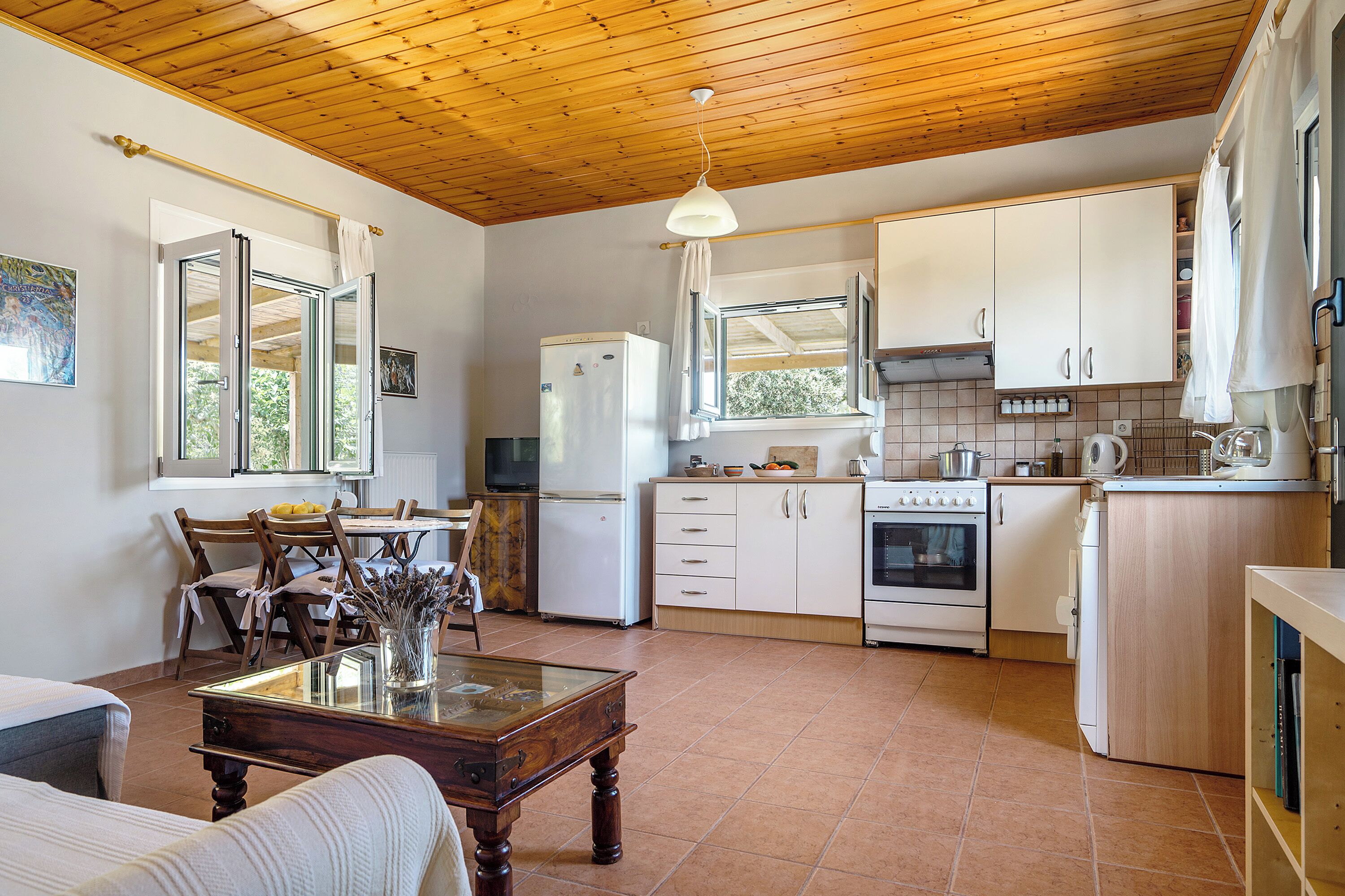 Fridge, oven, stovetop, coffee/tea maker