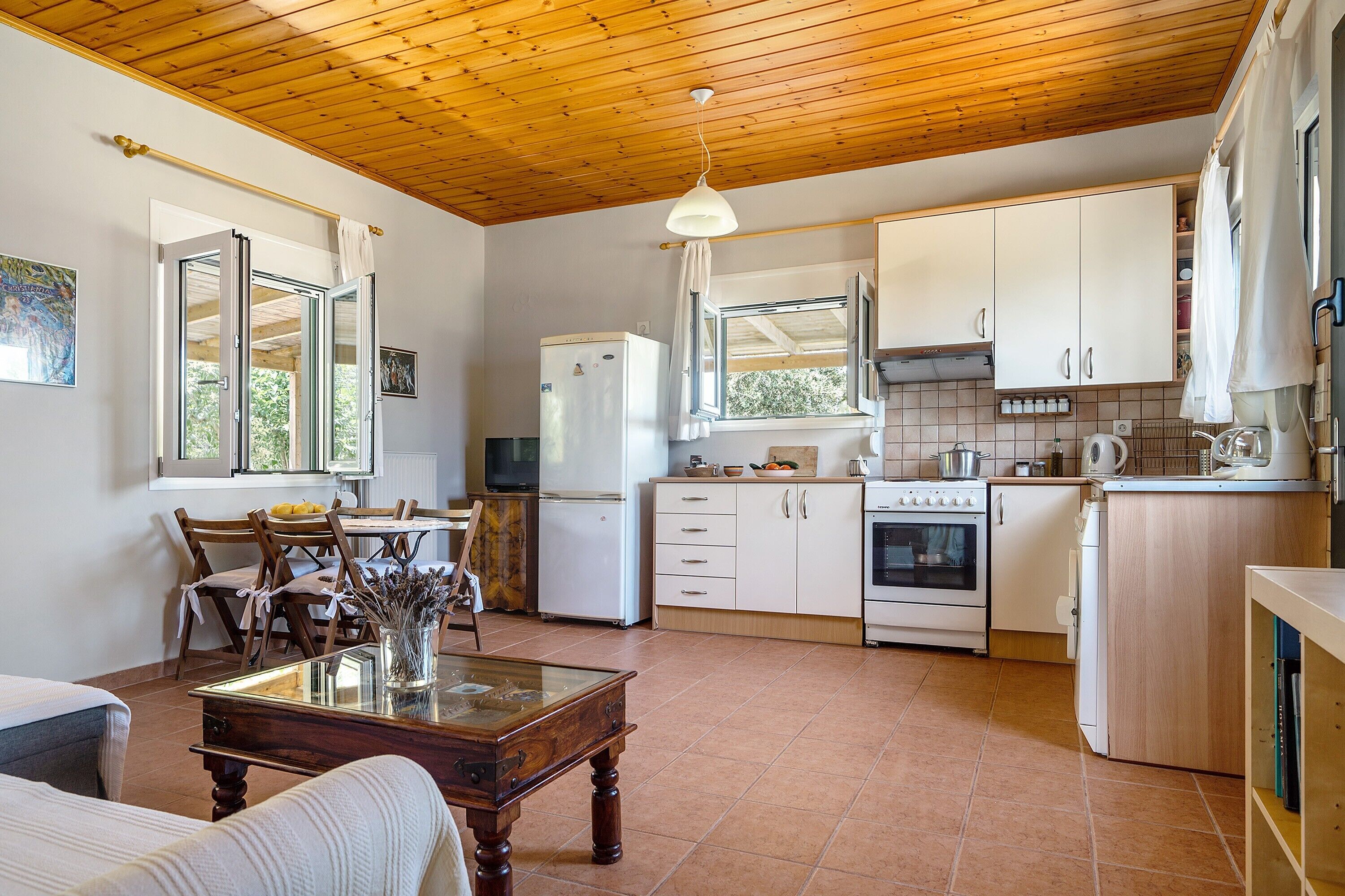 Fridge, oven, stovetop, coffee/tea maker