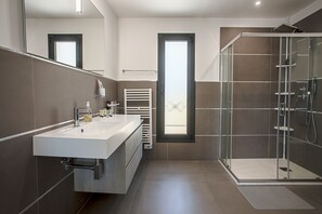 Shower, hair dryer, towels - Villa Ryx with Pool, Sea View, Wi-Fi, and Air Conditioning (Grimaud)