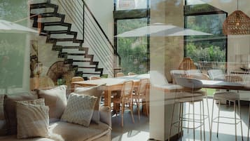 Fernseher, Videospiele, Tischtennisplatte