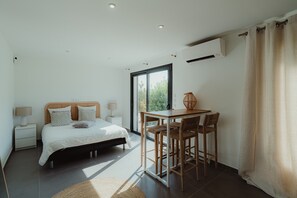 8 bedrooms, iron/ironing board, free WiFi, bed sheets - Villa Ryx with Pool, Sea View, Wi-Fi, and Air Conditioning (Grimaud)