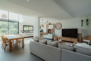 TV, video games, table tennis - Villa Ryx with Pool, Sea View, Wi-Fi, and Air Conditioning (Grimaud)