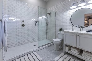 Séchoir à cheveux, serviettes fournies