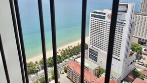 Un hotel moderno con vista a la playa y al océano.