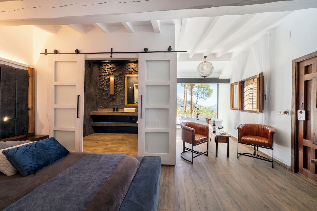 Luksushuone | Kylpyhuone | Ilmaiset hygieniatuotteet, hiustenkuivaaja, pyyhkeet