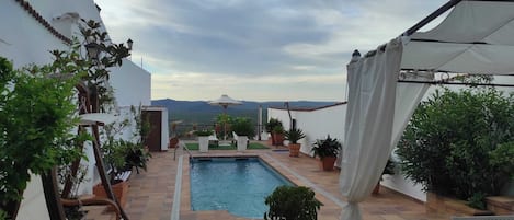 Una piscina al aire libre, una piscina climatizada