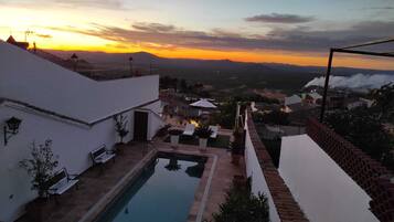 Alberca al aire libre y alberca climatizada