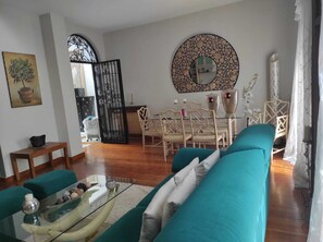 Televisión y chimenea 