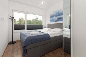 2 bedrooms, iron/ironing board, WiFi, bed sheets