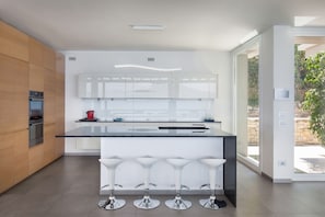 Kühlschrank, Mikrowelle, Ofen, Geschirrspüler