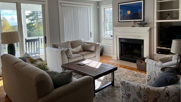 Smart TV, chimenea y libros 