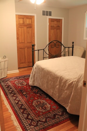 3 bedrooms, desk, iron/ironing board, free WiFi