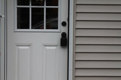 Guilford home -self check in, off-street parking