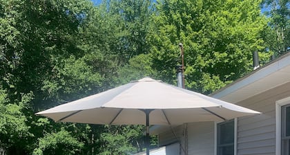 Guilford home -self check in, off-street parking