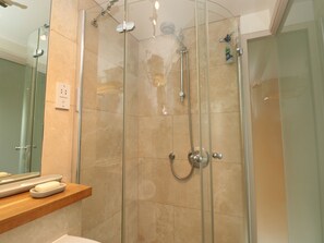 Chaumière | Salle de bain | Douche, séchoir à cheveux